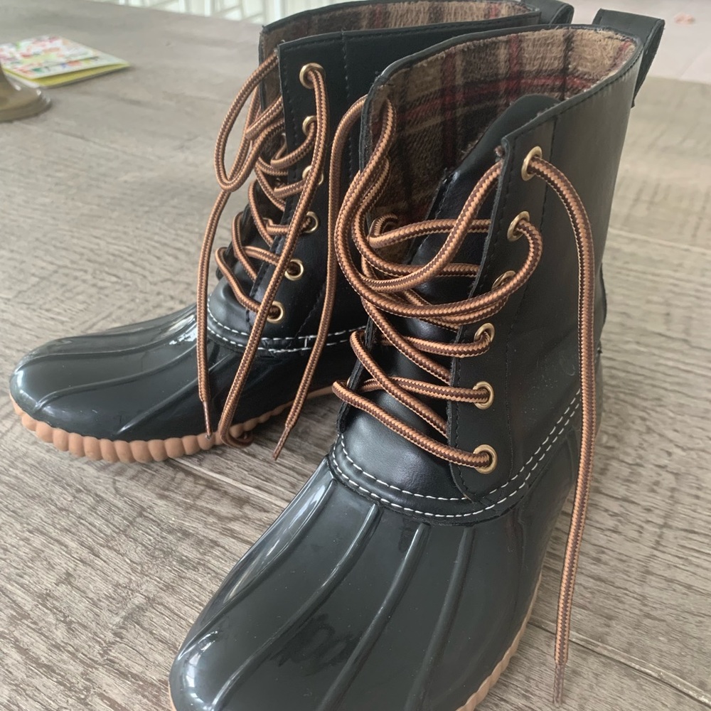 Like new Steve Madden rain boot. Size 6